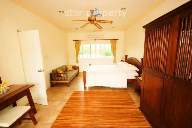 บ้านสองชั้นสบาย ๆ พร้อมสระว่ายน้ำและสวนเขียวชอุ่มในสามร้อยยอด