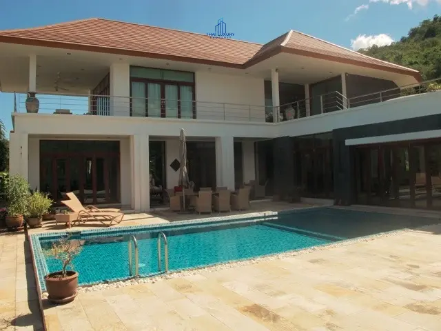 บ้านหลังใหญ่ 3 ห้องนอนพร้อมสระว่ายน้ำในย่านเงียบสงบของหัวหิน