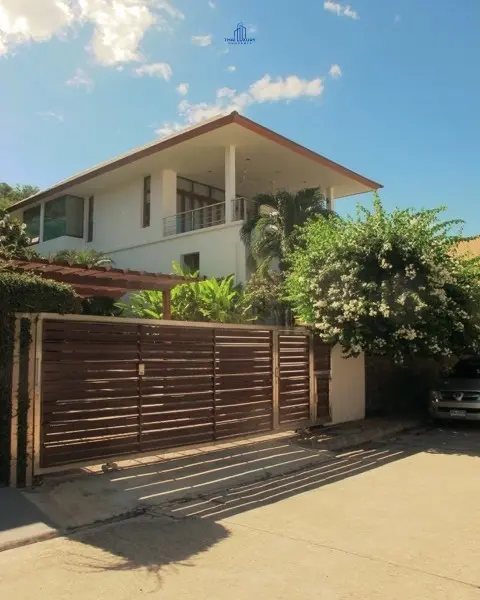 บ้านหลังใหญ่ 3 ห้องนอนพร้อมสระว่ายน้ำในย่านเงียบสงบของหัวหิน