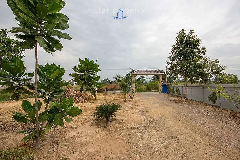 บ้านชั้นเดียวกว้างขวางบนที่ดิน 4,800 ตร.ม. พร้อมสวนร่มรื่นในหนองแก หัวหิน