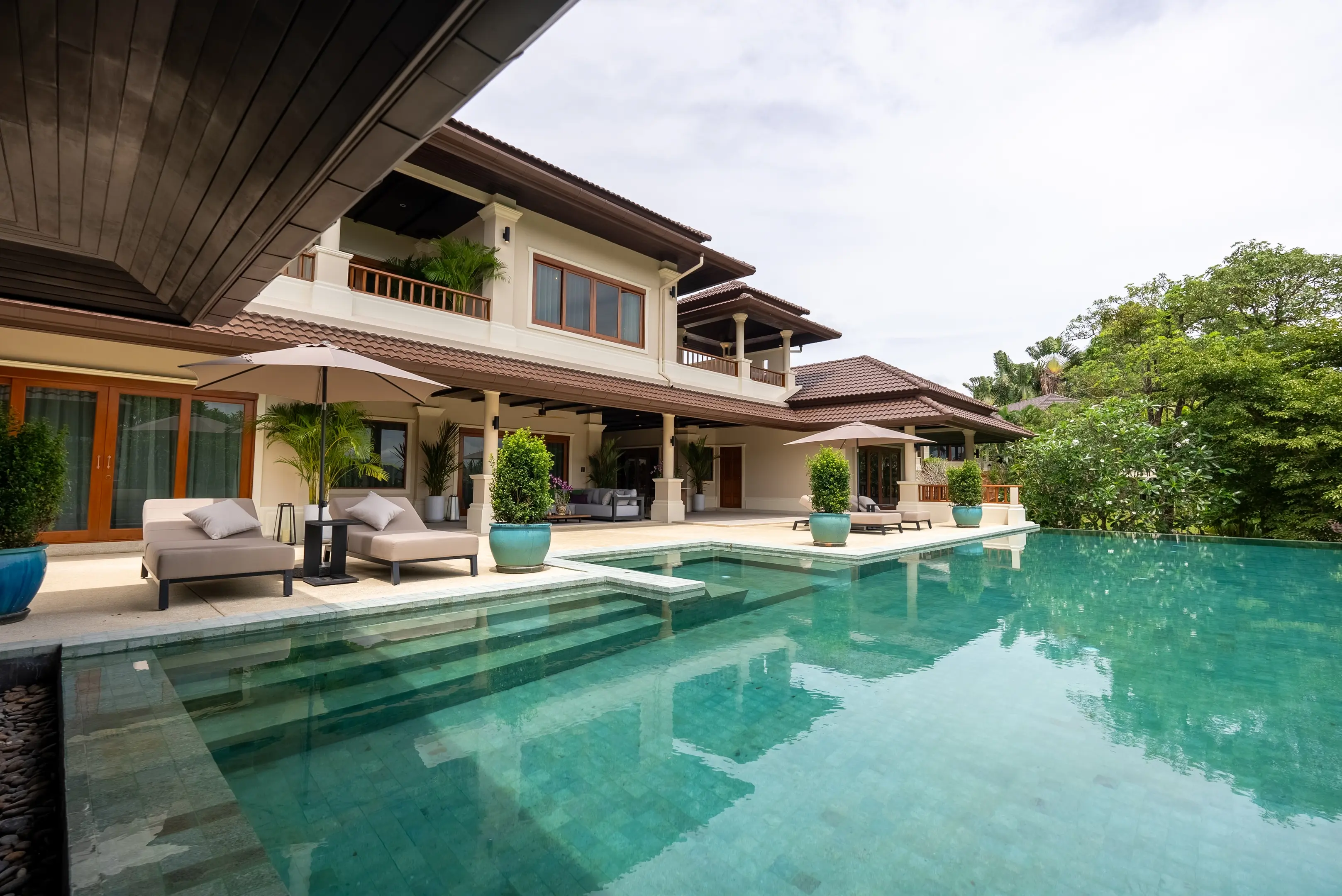 LAKEWOOD HILLS VILLA