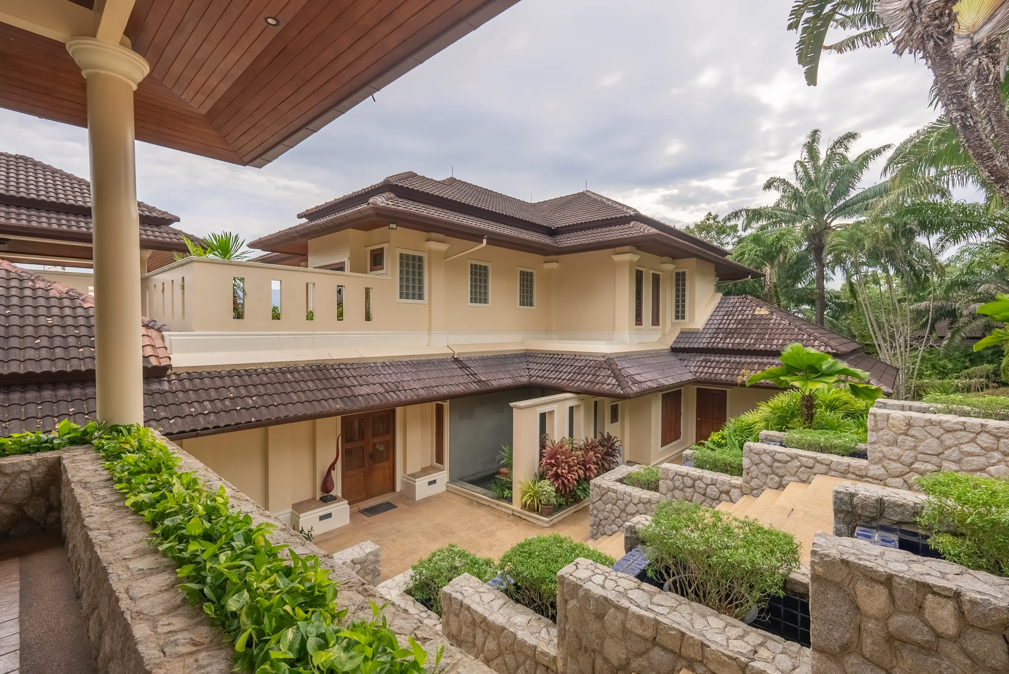LAKEWOOD HILLS VILLA