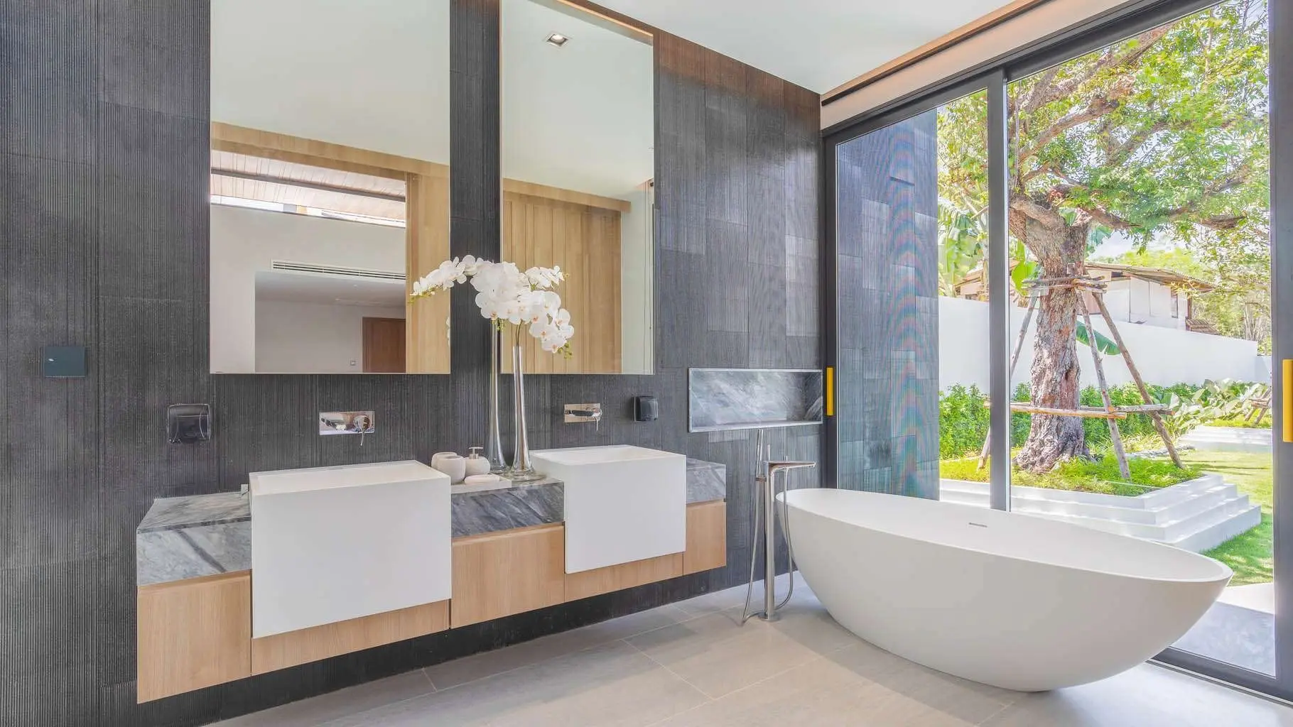 4-5 Bedrooms a Perfect Fusion of Traditional Thai Architecture and Modern Luxury