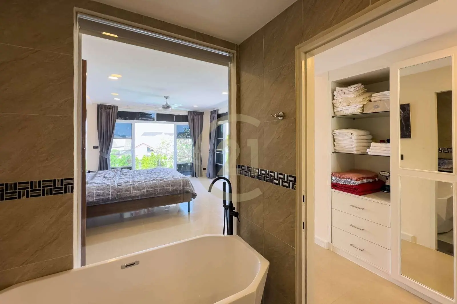 Spacious 4+1 Bedroom Private Pool Villa with Garden and Ample Parking For SALE - RENT