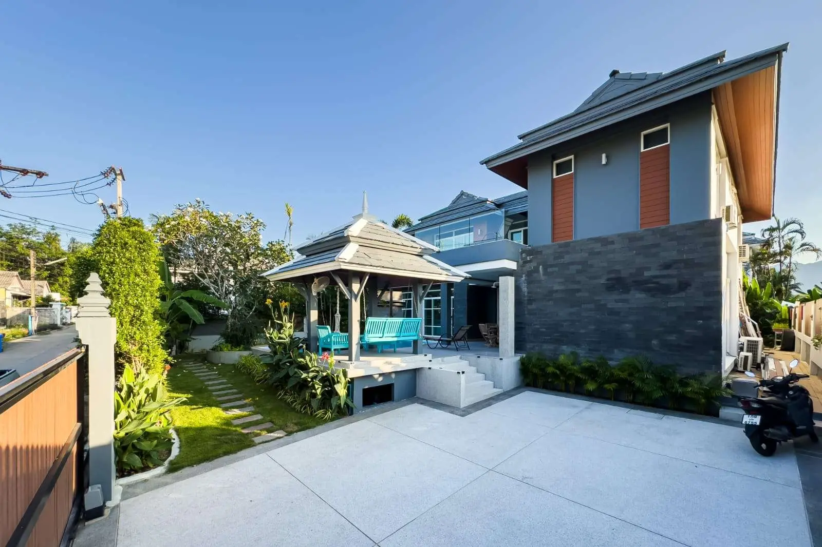 Spacious 4+1 Bedroom Private Pool Villa with Garden and Ample Parking For SALE - RENT