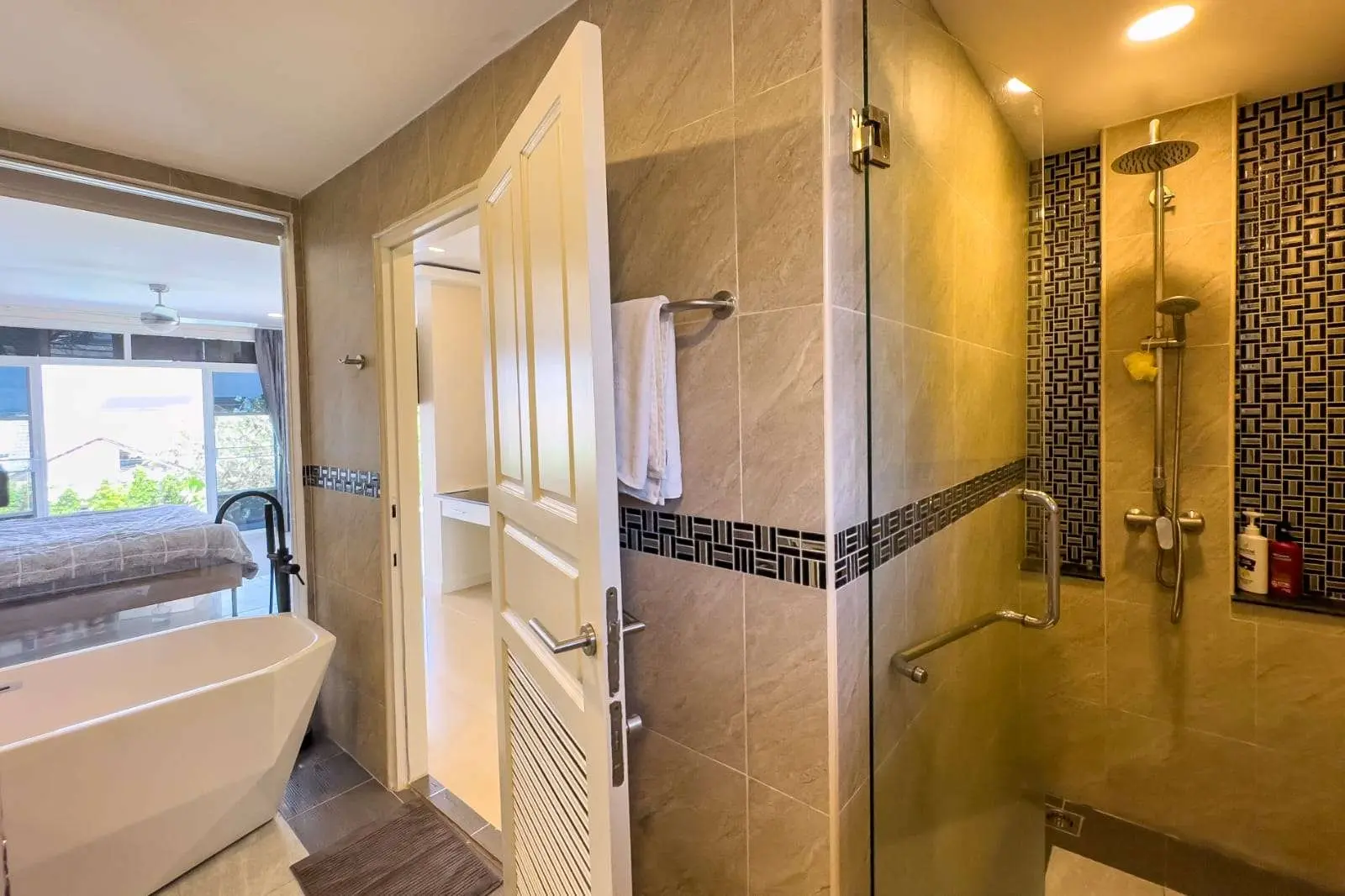Spacious 4+1 Bedroom Private Pool Villa with Garden and Ample Parking For SALE - RENT