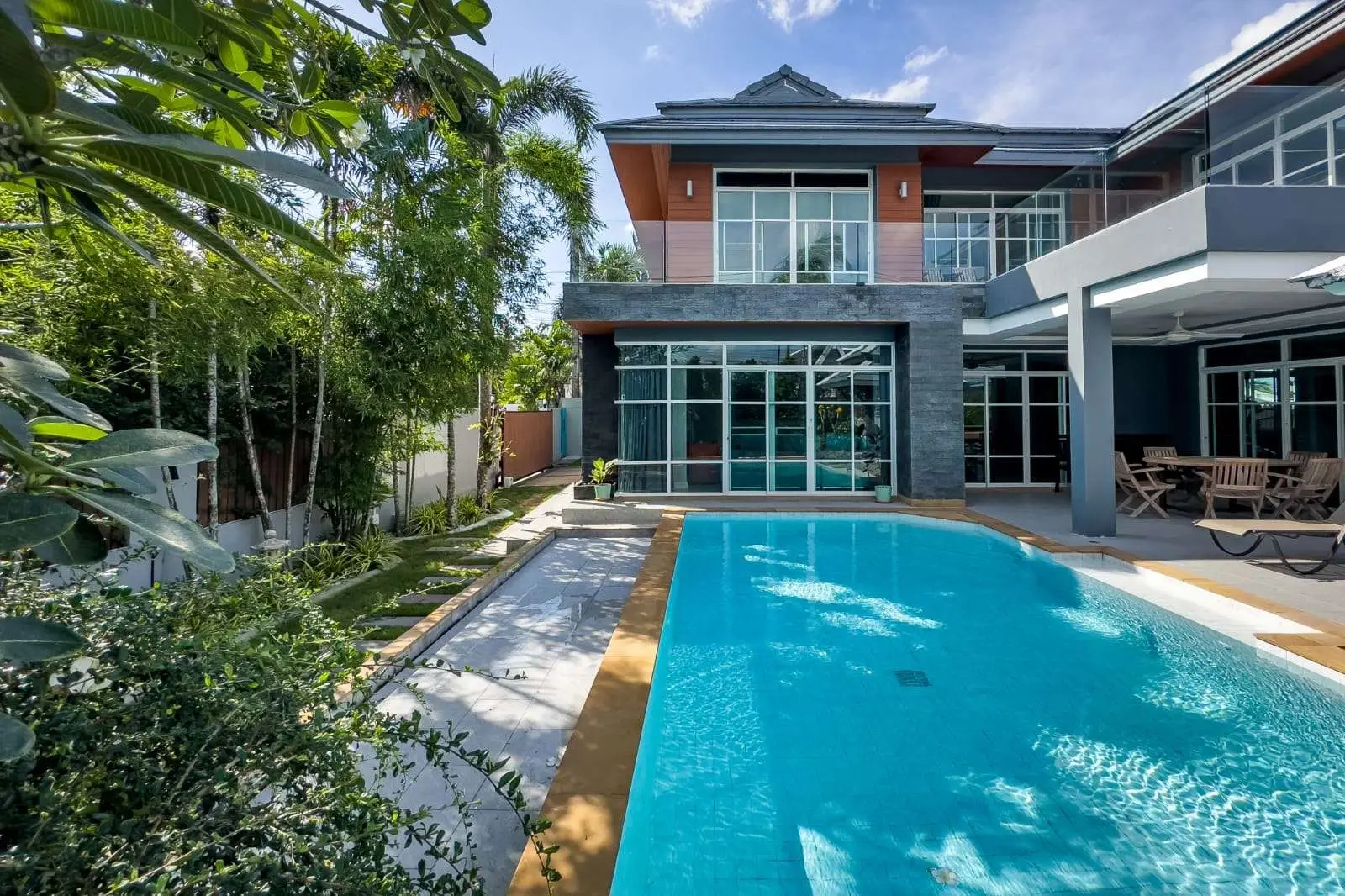 Spacious 4+1 Bedroom Private Pool Villa with Garden and Ample Parking For SALE - RENT