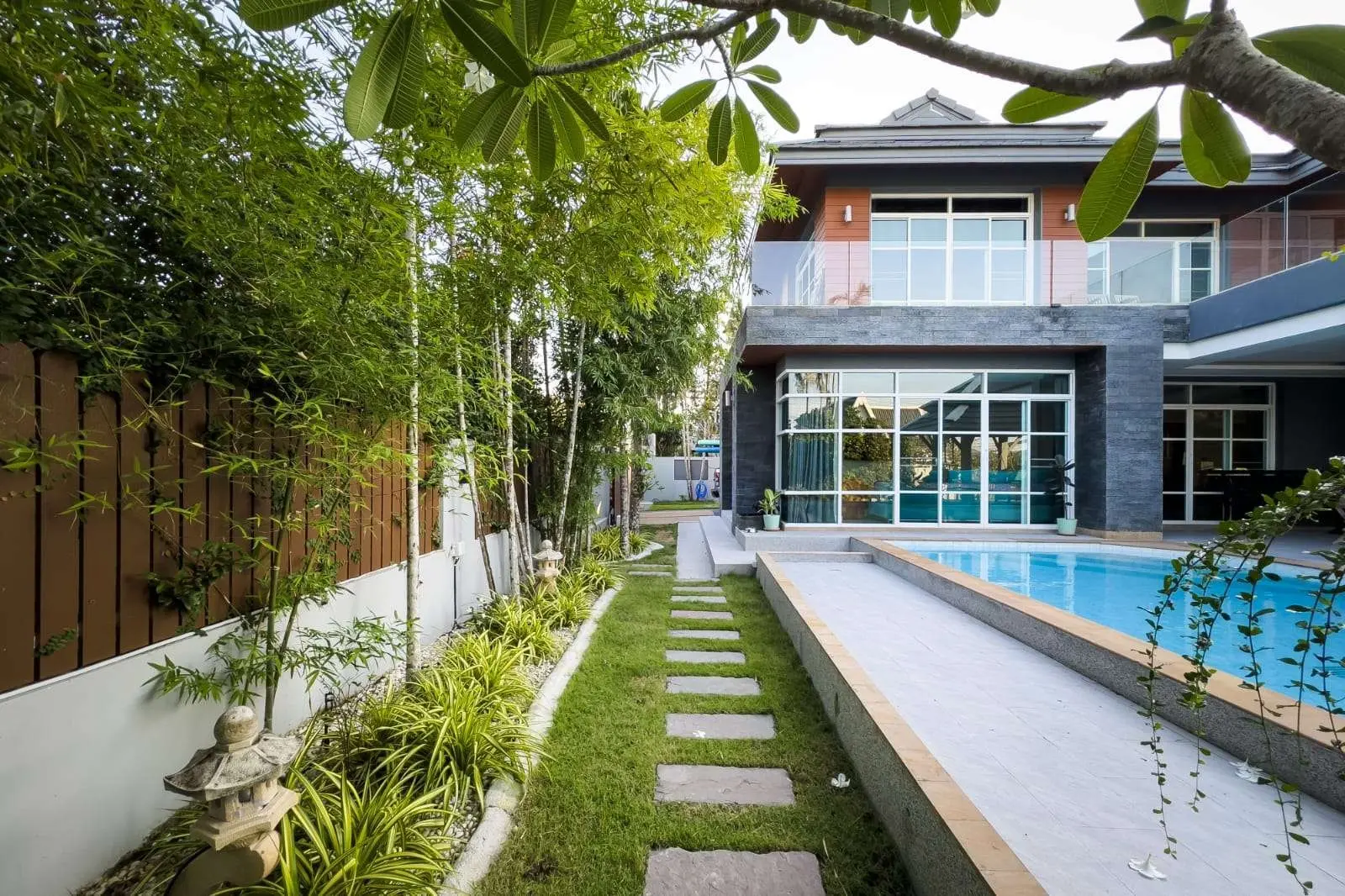 Spacious 4+1 Bedroom Private Pool Villa with Garden and Ample Parking For SALE - RENT