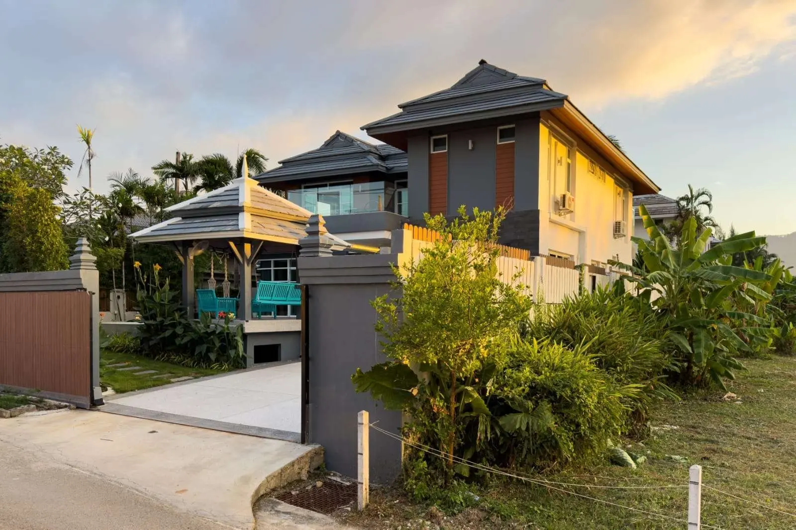 Spacious 4+1 Bedroom Private Pool Villa with Garden and Ample Parking For SALE - RENT