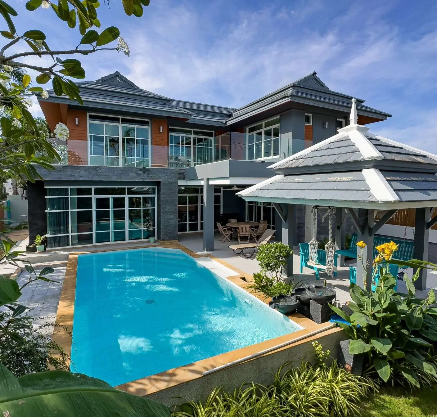 Spacious 4+1 Bedroom Private Pool Villa with Garden and Ample Parking For SALE - RENT