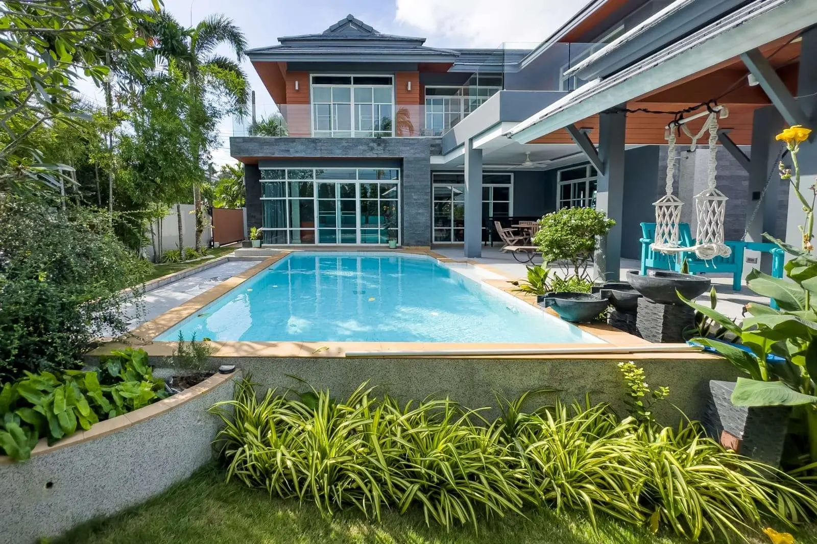Spacious 4+1 Bedroom Private Pool Villa with Garden and Ample Parking For SALE - RENT