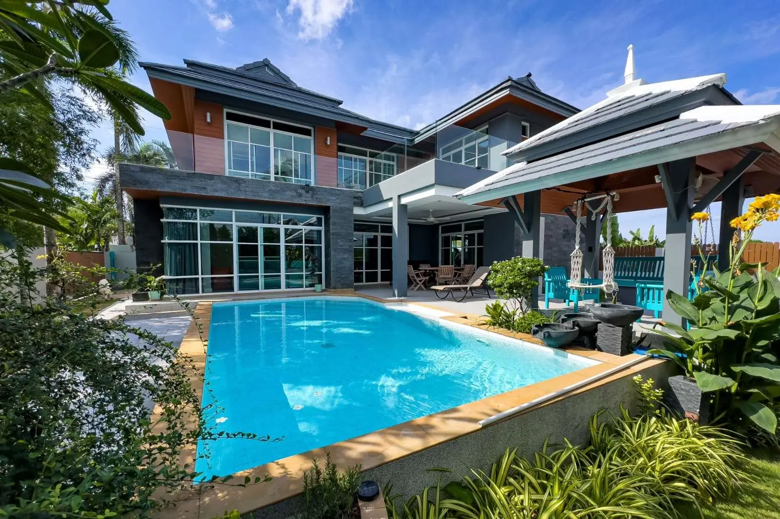 Spacious 4+1 Bedroom Private Pool Villa with Garden and Ample Parking For SALE - RENT