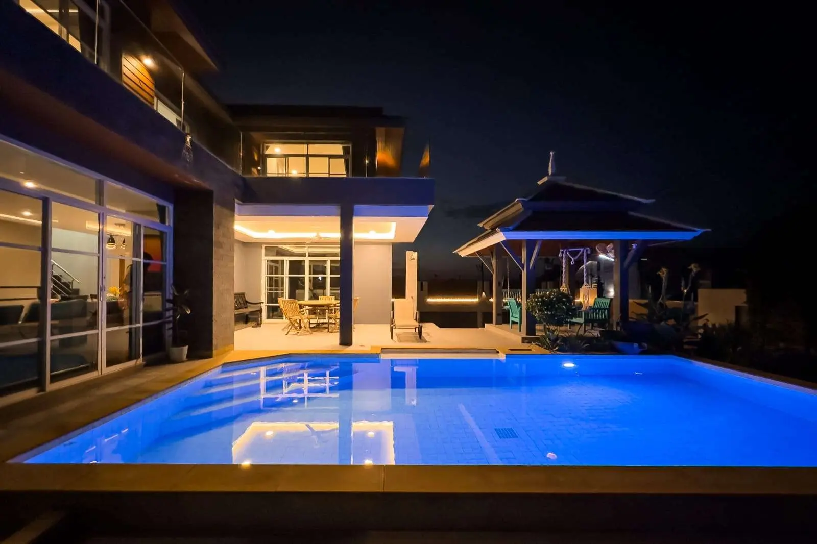 Spacious 4+1 Bedroom Private Pool Villa with Garden and Ample Parking For SALE - RENT