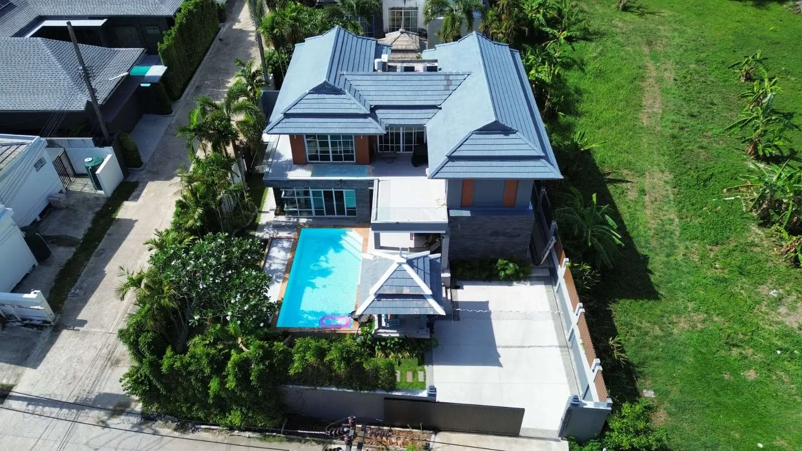 Spacious 4+1 Bedroom Private Pool Villa with Garden and Ample Parking For SALE - RENT