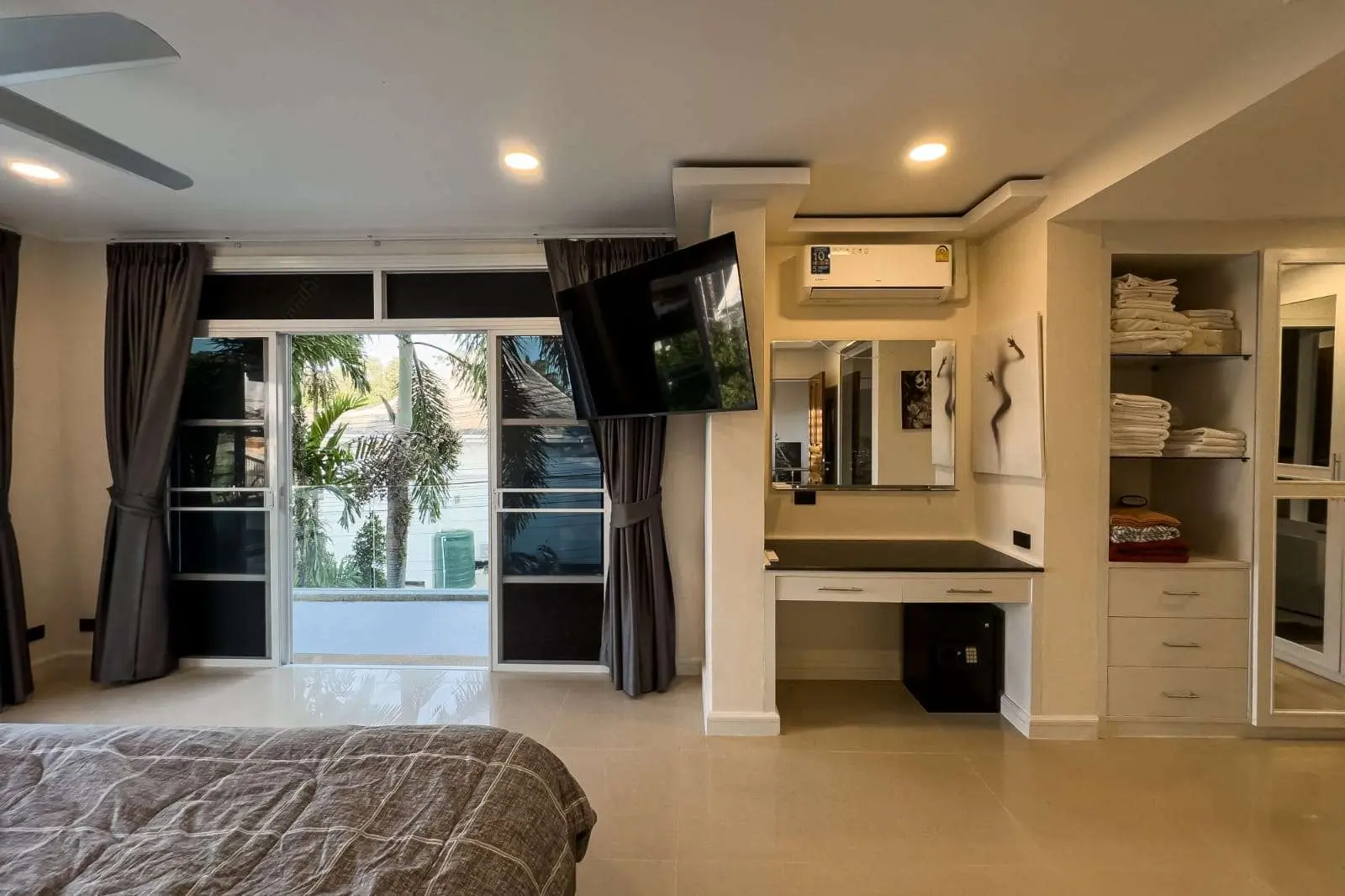 Spacious 4+1 Bedroom Private Pool Villa with Garden and Ample Parking For SALE - RENT