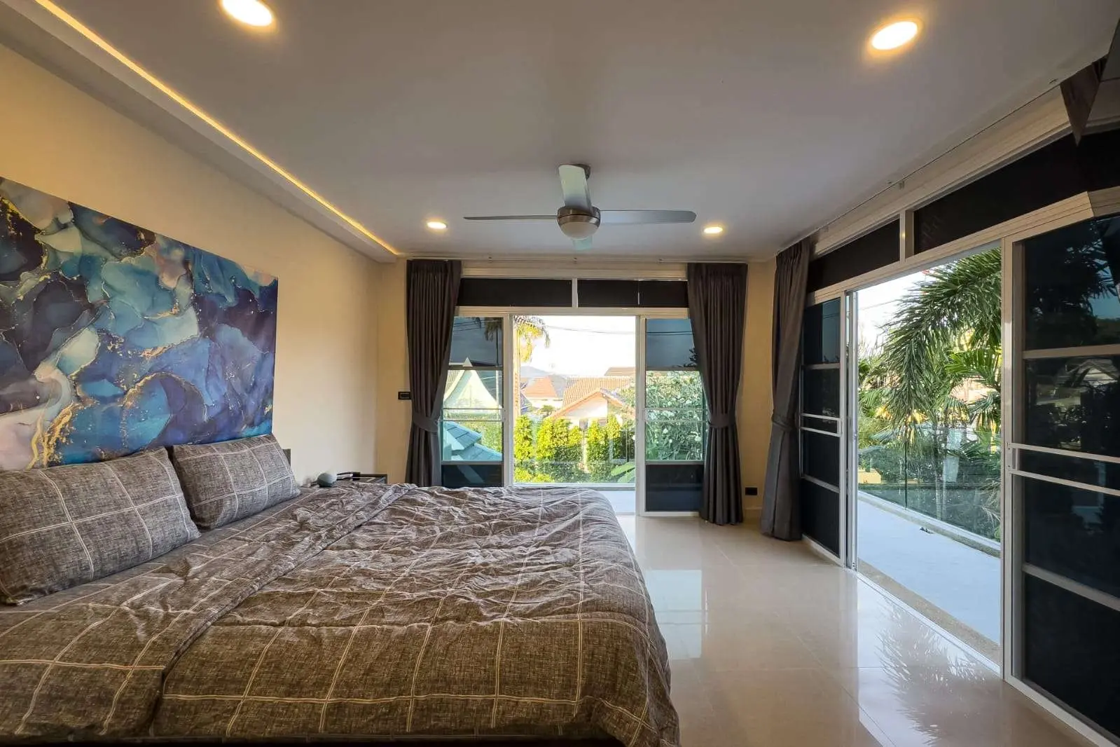 Spacious 4+1 Bedroom Private Pool Villa with Garden and Ample Parking For SALE - RENT