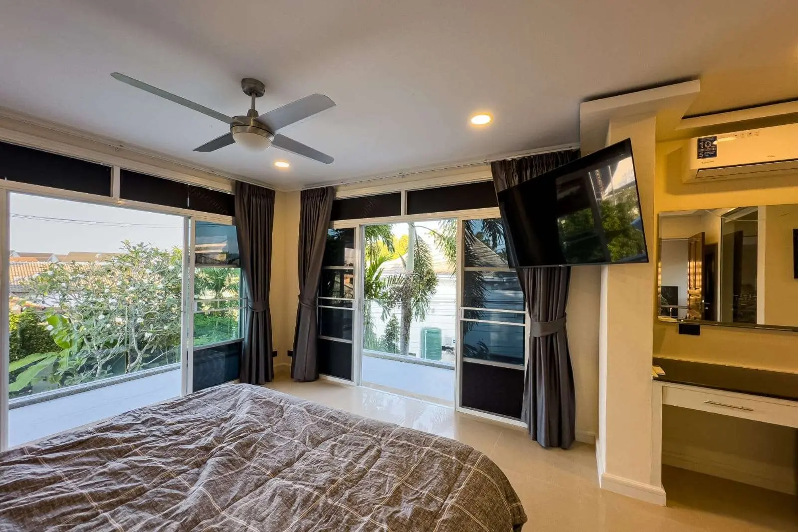 Spacious 4+1 Bedroom Private Pool Villa with Garden and Ample Parking For SALE - RENT
