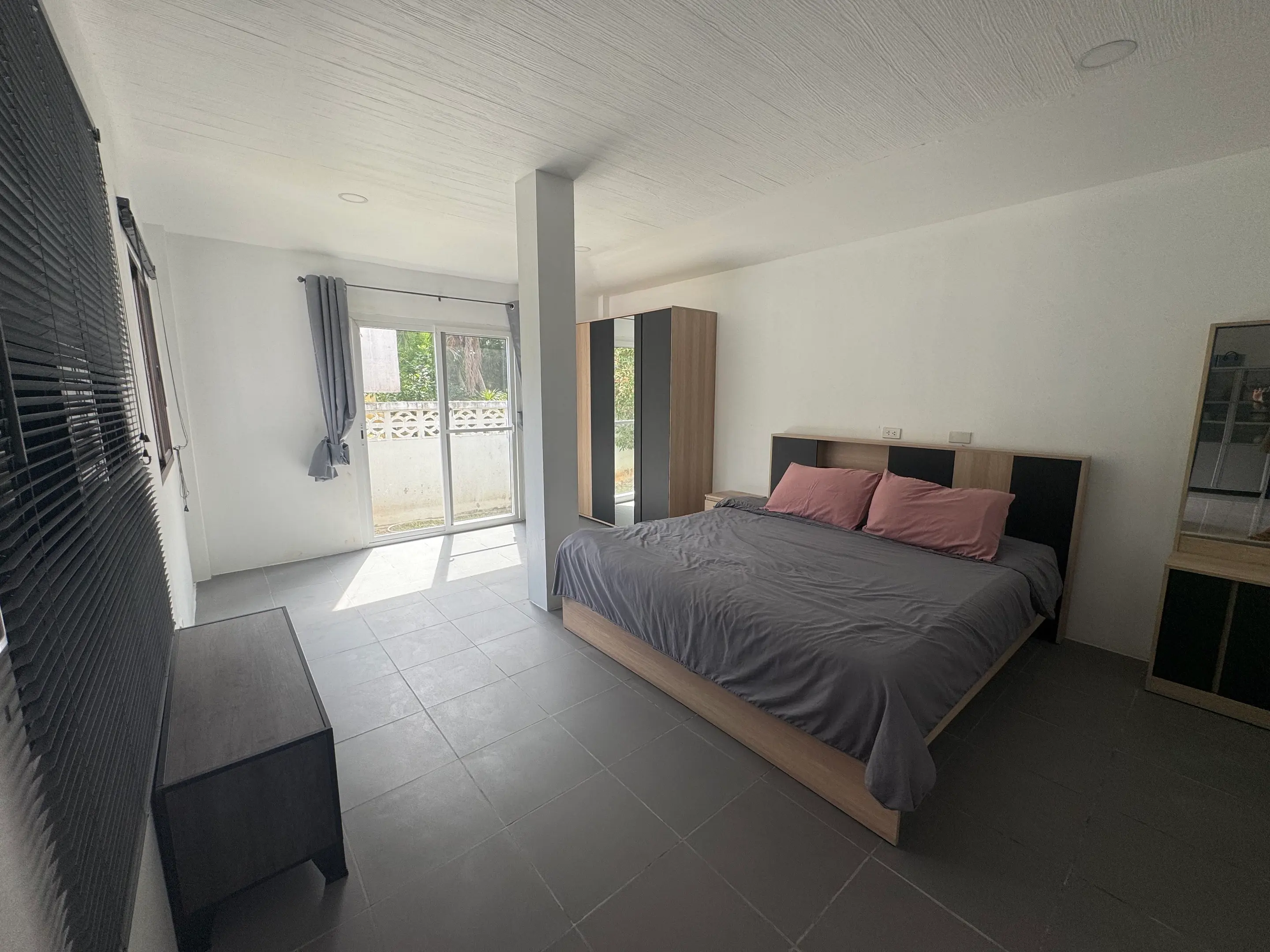 Relaxed 3-Bedroom Villa in Rawai with Pool and Privacy Hedge