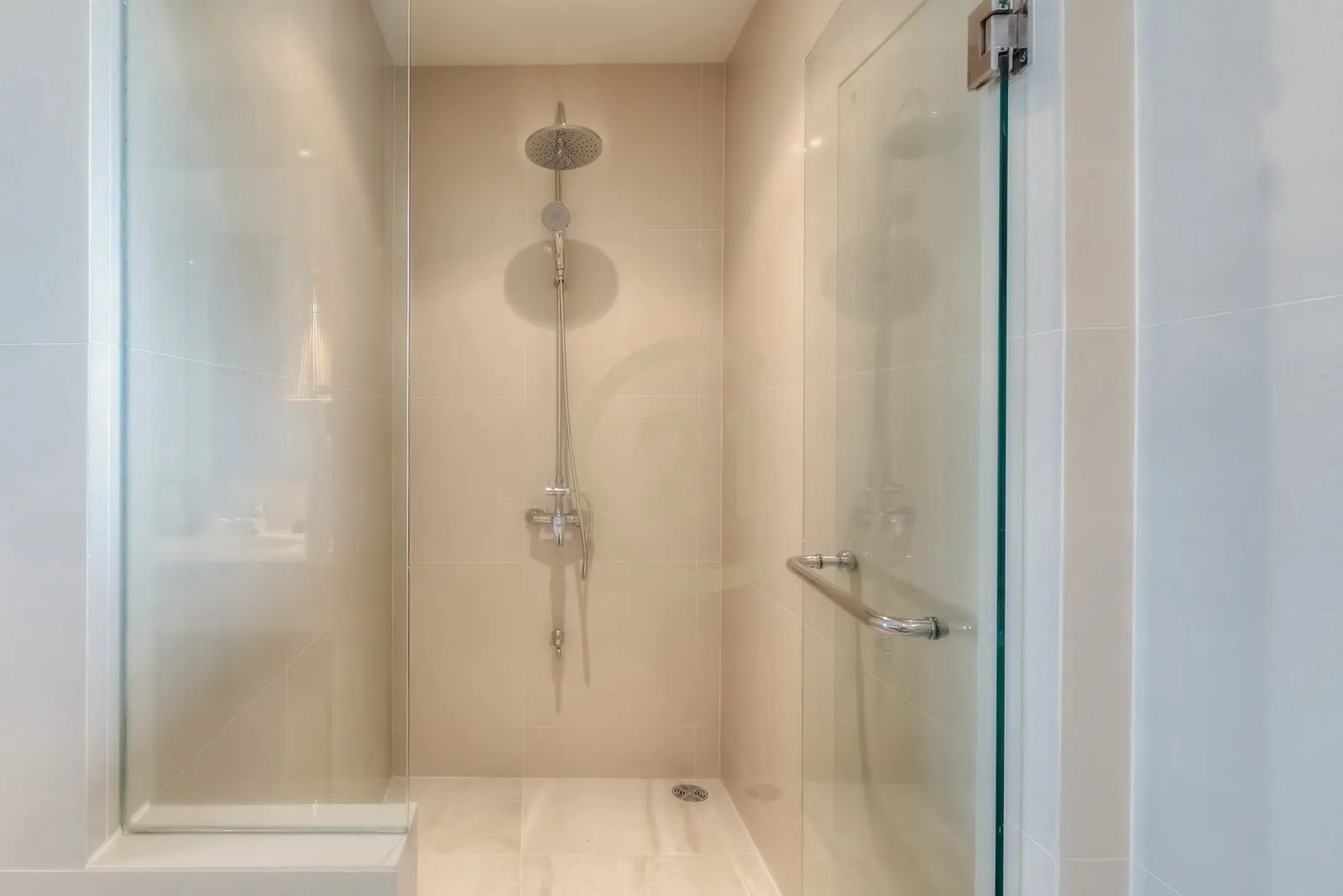 Spacious 5-Bedroom Modern Villa with Pool and Lake View in Laguna
