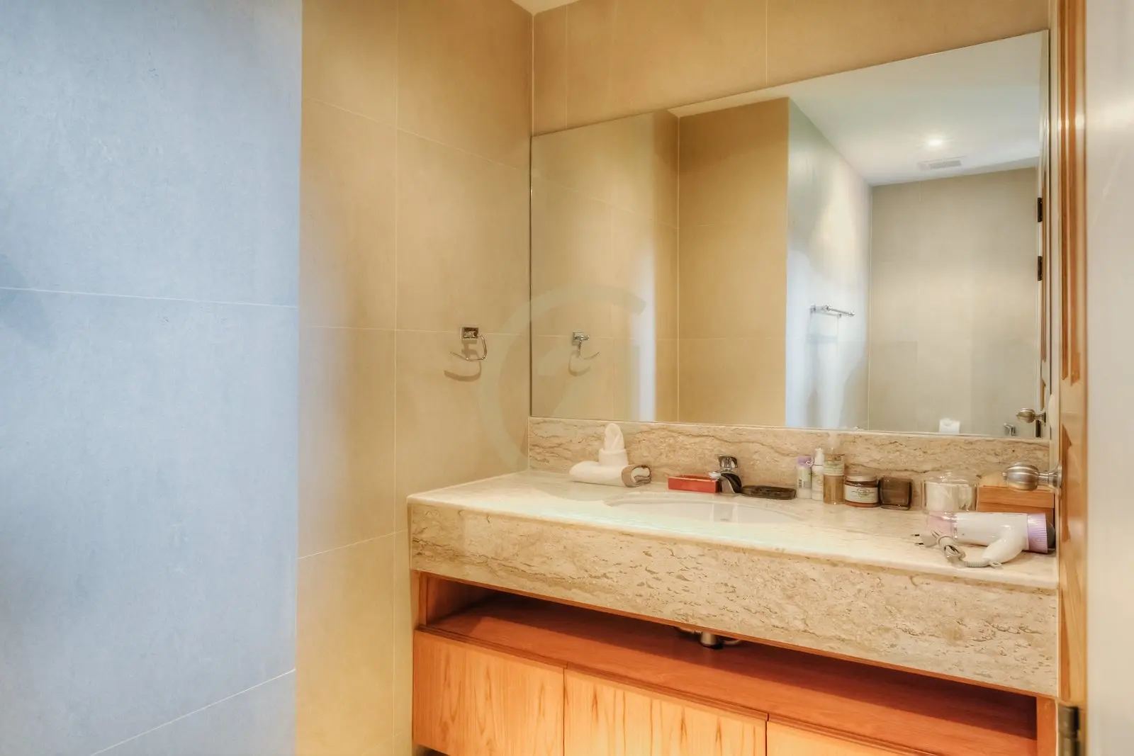 Spacious 5-Bedroom Modern Villa with Pool and Lake View in Laguna