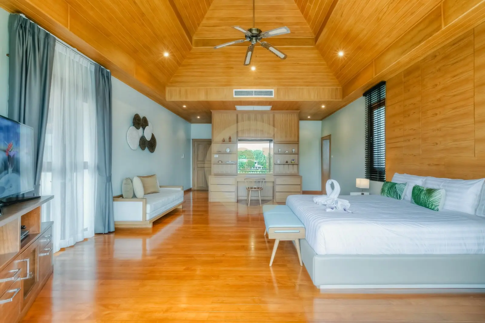 Spacious 5-Bedroom Modern Villa with Pool and Lake View in Laguna