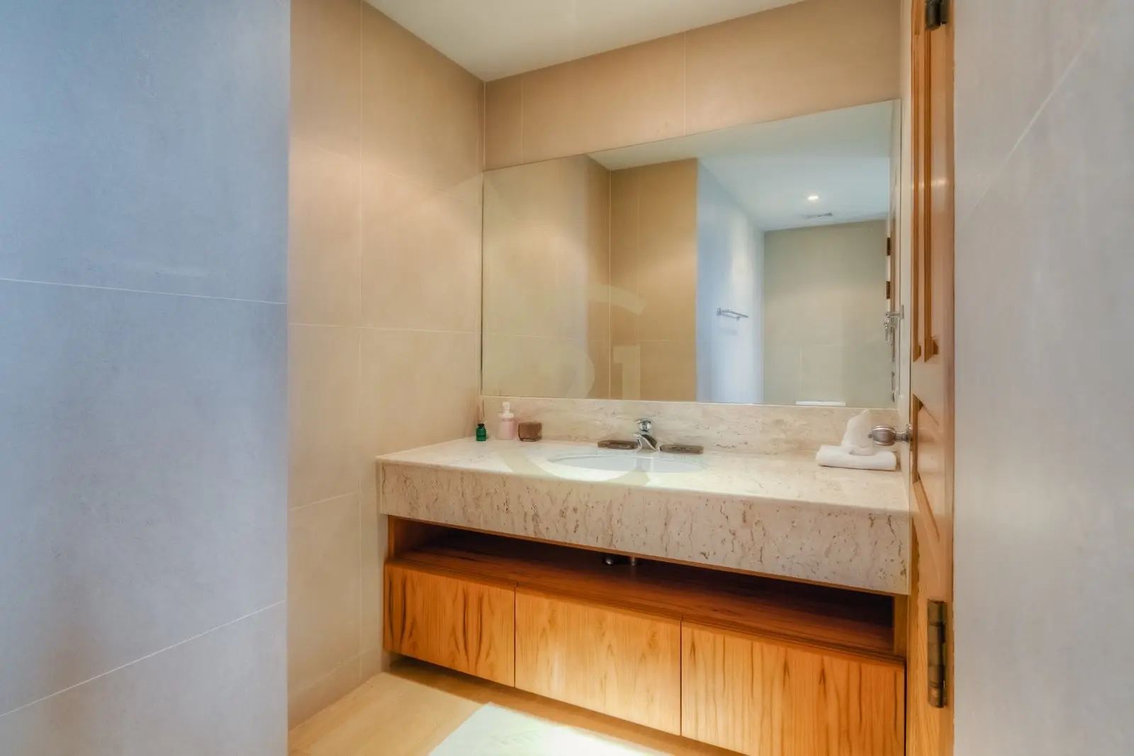 Spacious 5-Bedroom Modern Villa with Pool and Lake View in Laguna