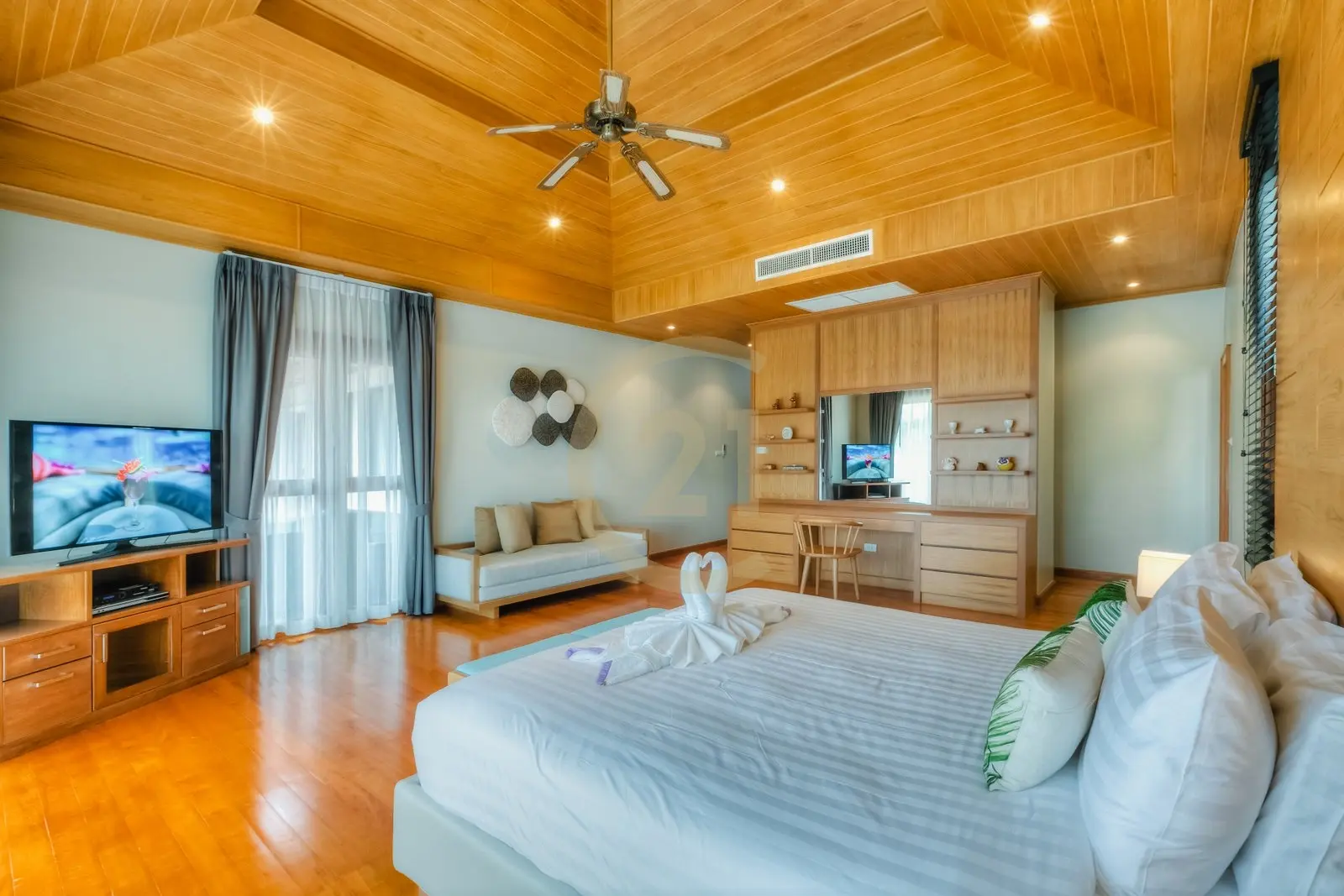Spacious 5-Bedroom Modern Villa with Pool and Lake View in Laguna