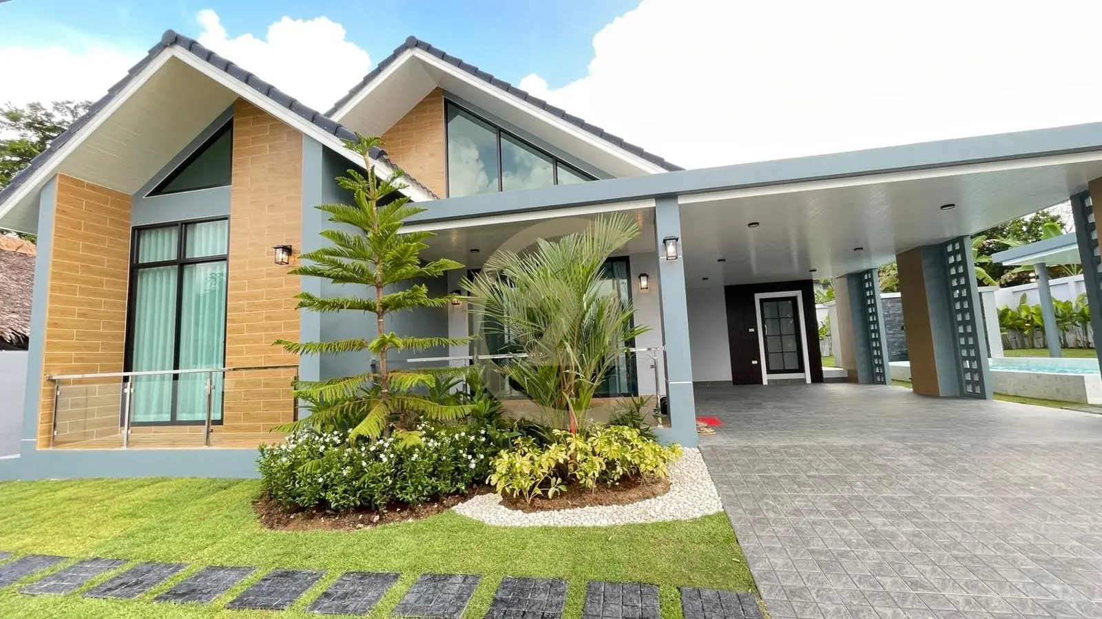 Modern 3-Bedroom Villa with Pool and Spacious Garden in Pasak, Phuket