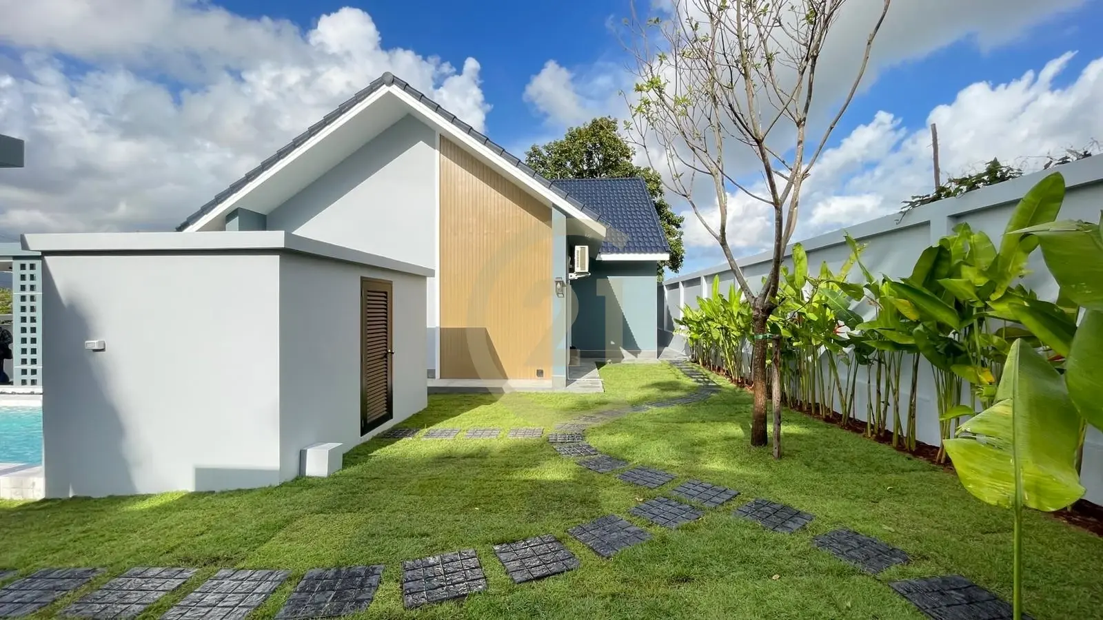 Modern 3-Bedroom Villa with Pool and Spacious Garden in Pasak, Phuket
