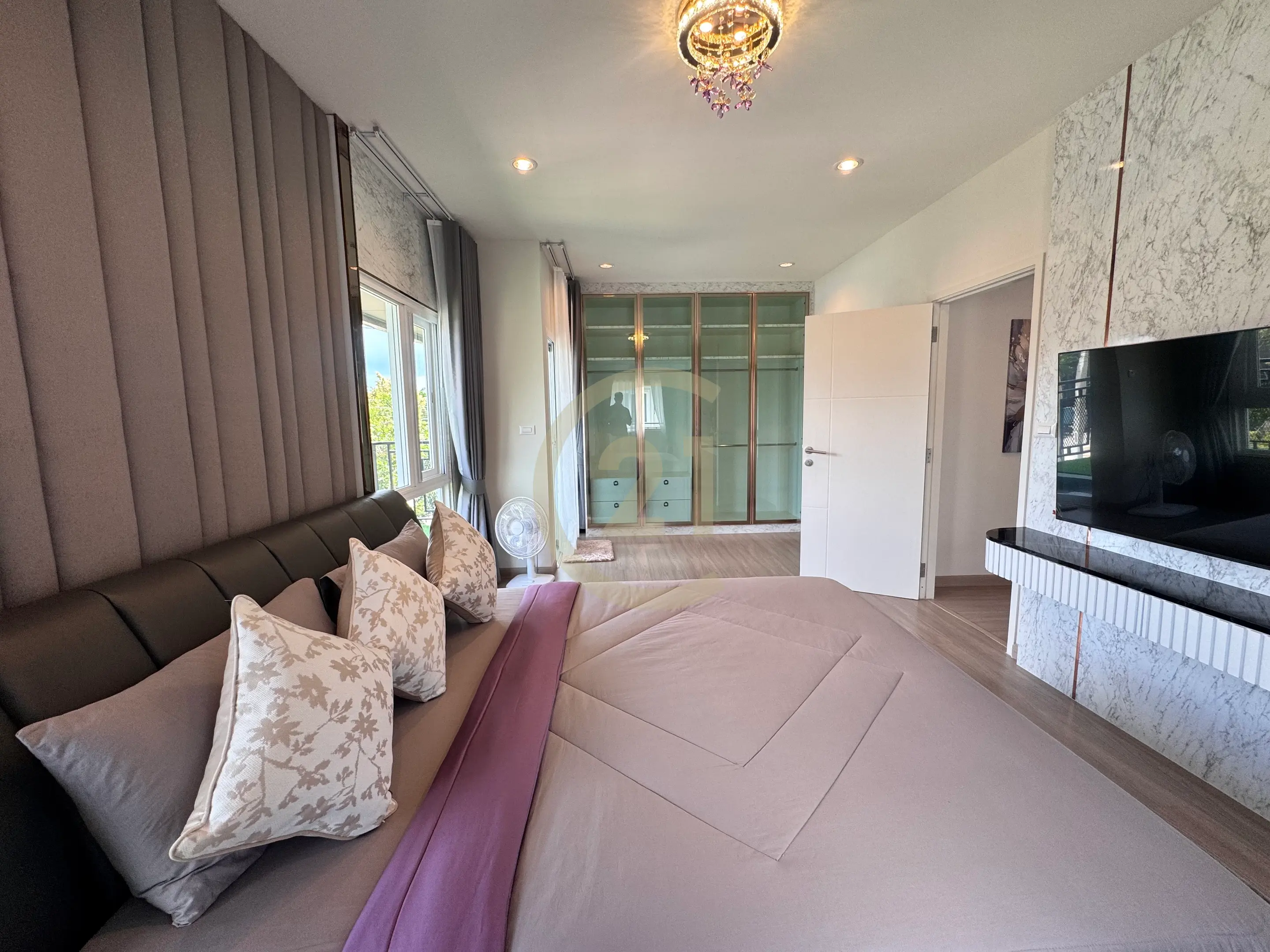 Charming 3-Bedroom House with Garden, Balcony, and Jacuzzi in Saransiri Koh Kaew Retreat