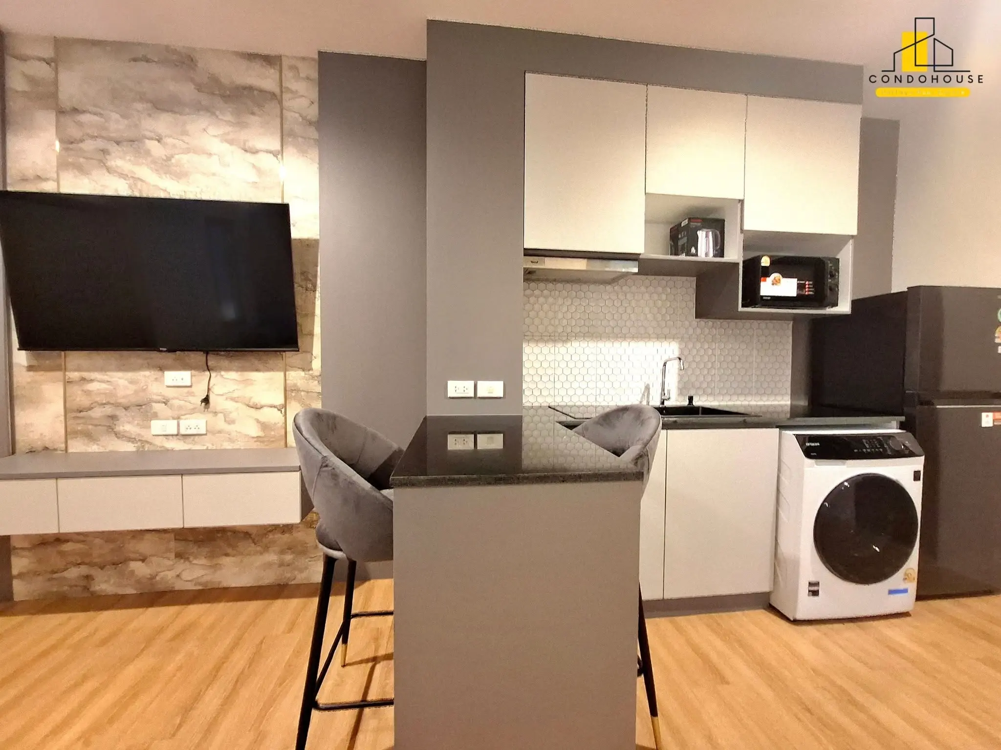Cozy 1-Bedroom Home with Modern Kitchen and Balcony in Nong Prue, Pattaya