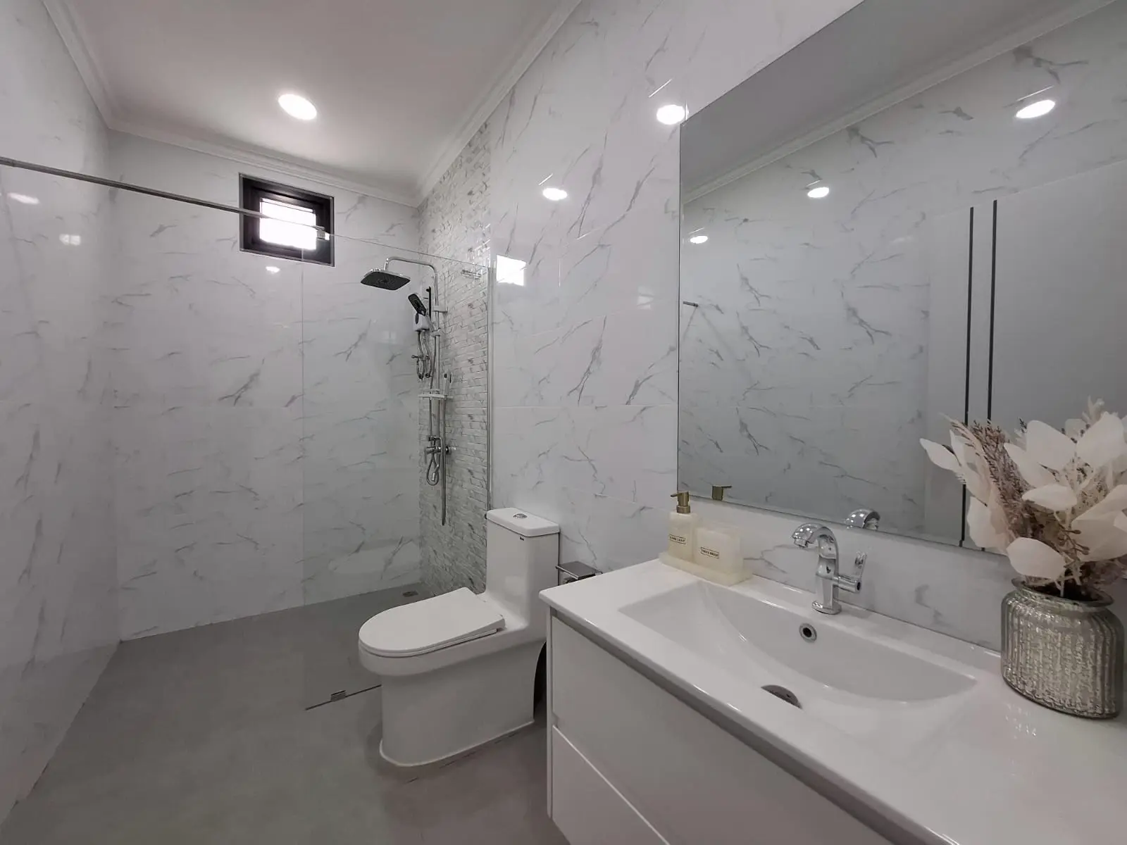 Spacious Single-Story 4-Bedroom Home with Stunning Pool in Huai Yai, Pattaya