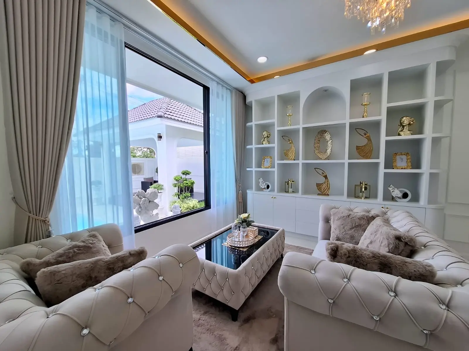 Spacious Single-Story 4-Bedroom Home with Stunning Pool in Huai Yai, Pattaya