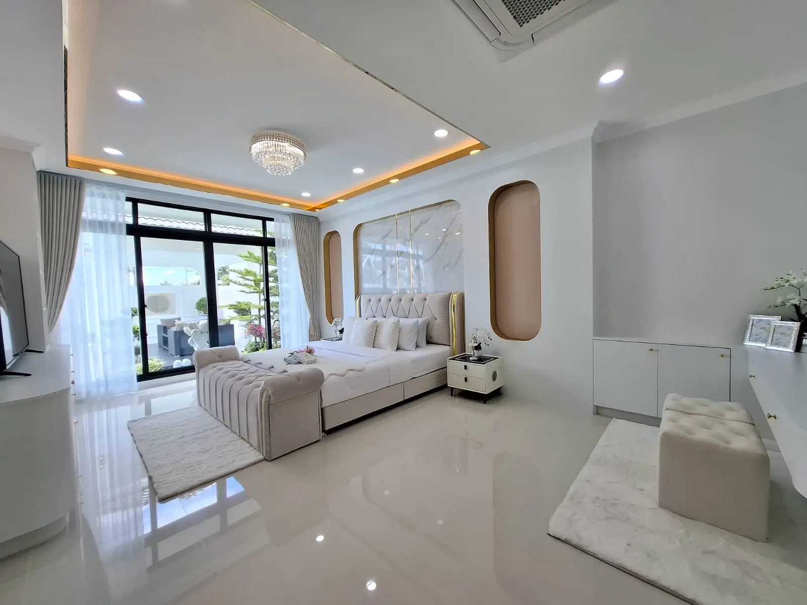 Spacious Single-Story 4-Bedroom Home with Stunning Pool in Huai Yai, Pattaya