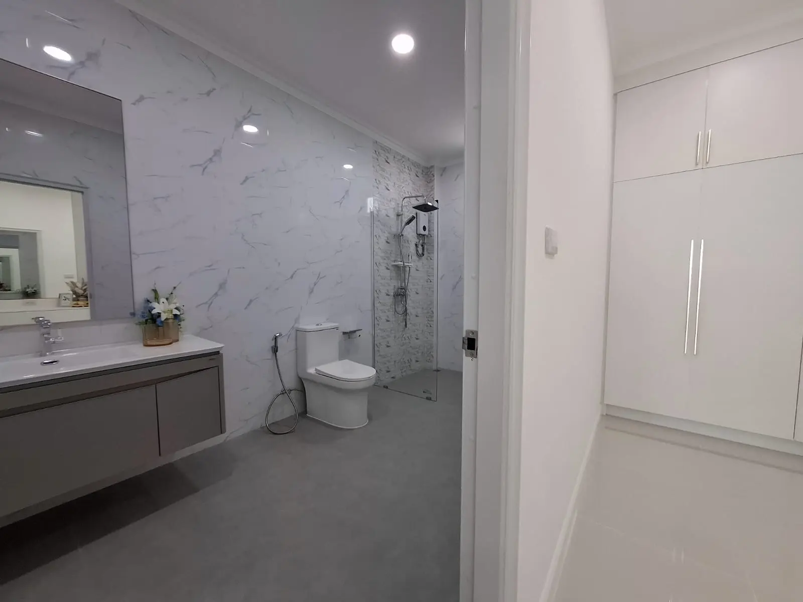 Spacious Single-Story 4-Bedroom Home with Stunning Pool in Huai Yai, Pattaya
