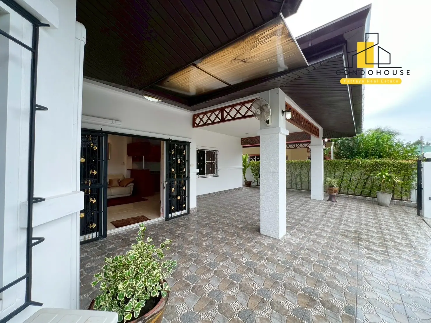 บ้านโมเดิร์นชั้นเดียว 3 ห้องนอน พร้อมลานพักผ่อนและสนามกว้างขวางในซอยสยามคันทรีคลับ
