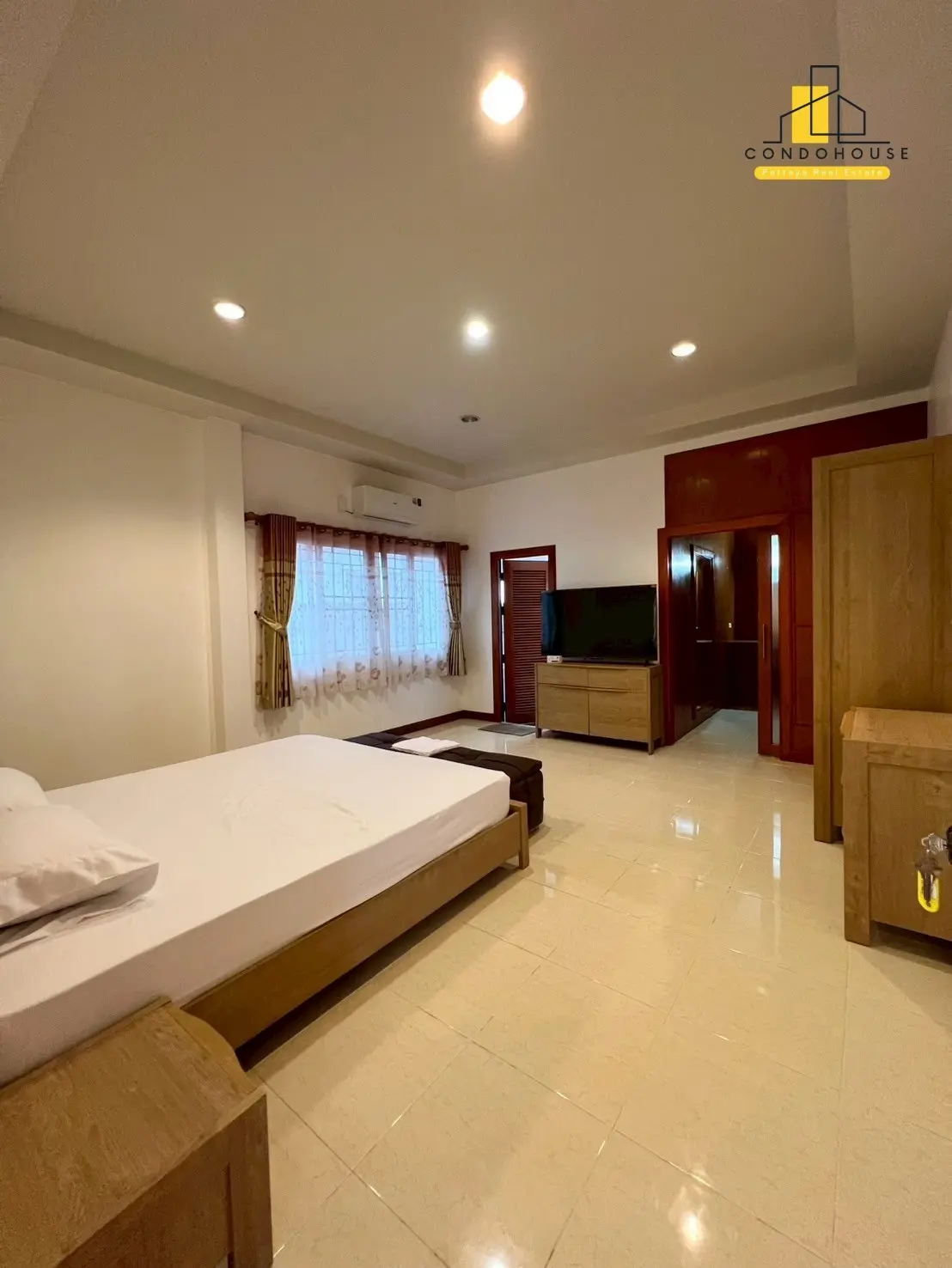 บ้านโมเดิร์นชั้นเดียว 3 ห้องนอน พร้อมลานพักผ่อนและสนามกว้างขวางในซอยสยามคันทรีคลับ
