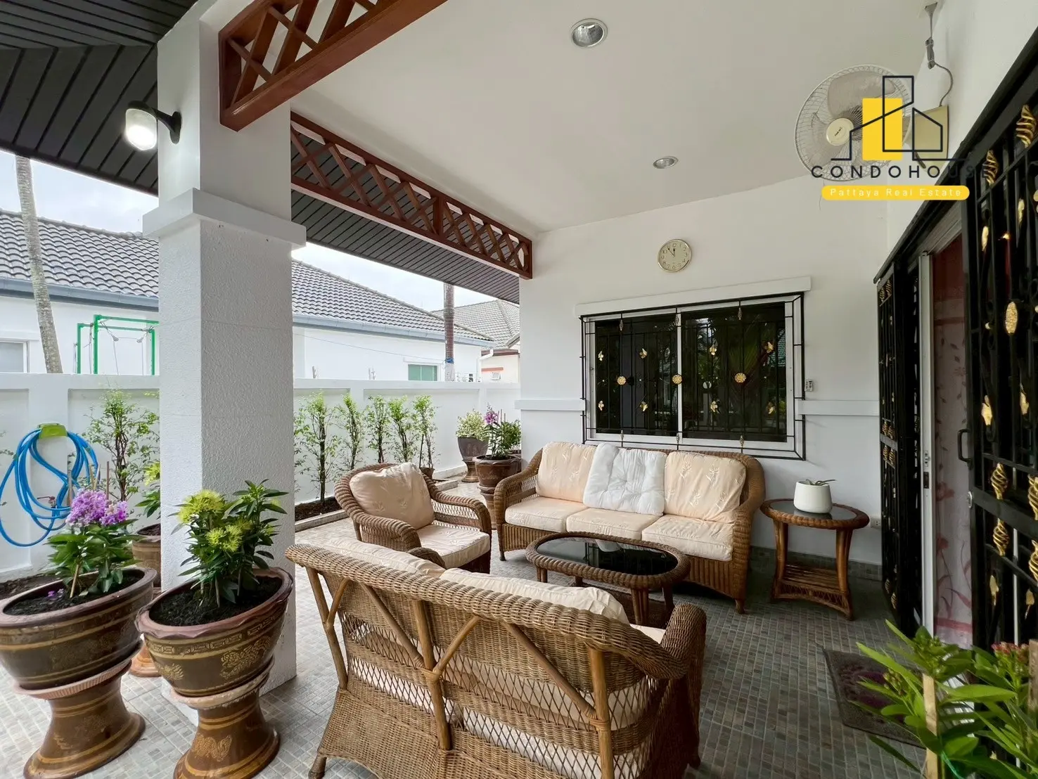 บ้านโมเดิร์นชั้นเดียว 3 ห้องนอน พร้อมลานพักผ่อนและสนามกว้างขวางในซอยสยามคันทรีคลับ