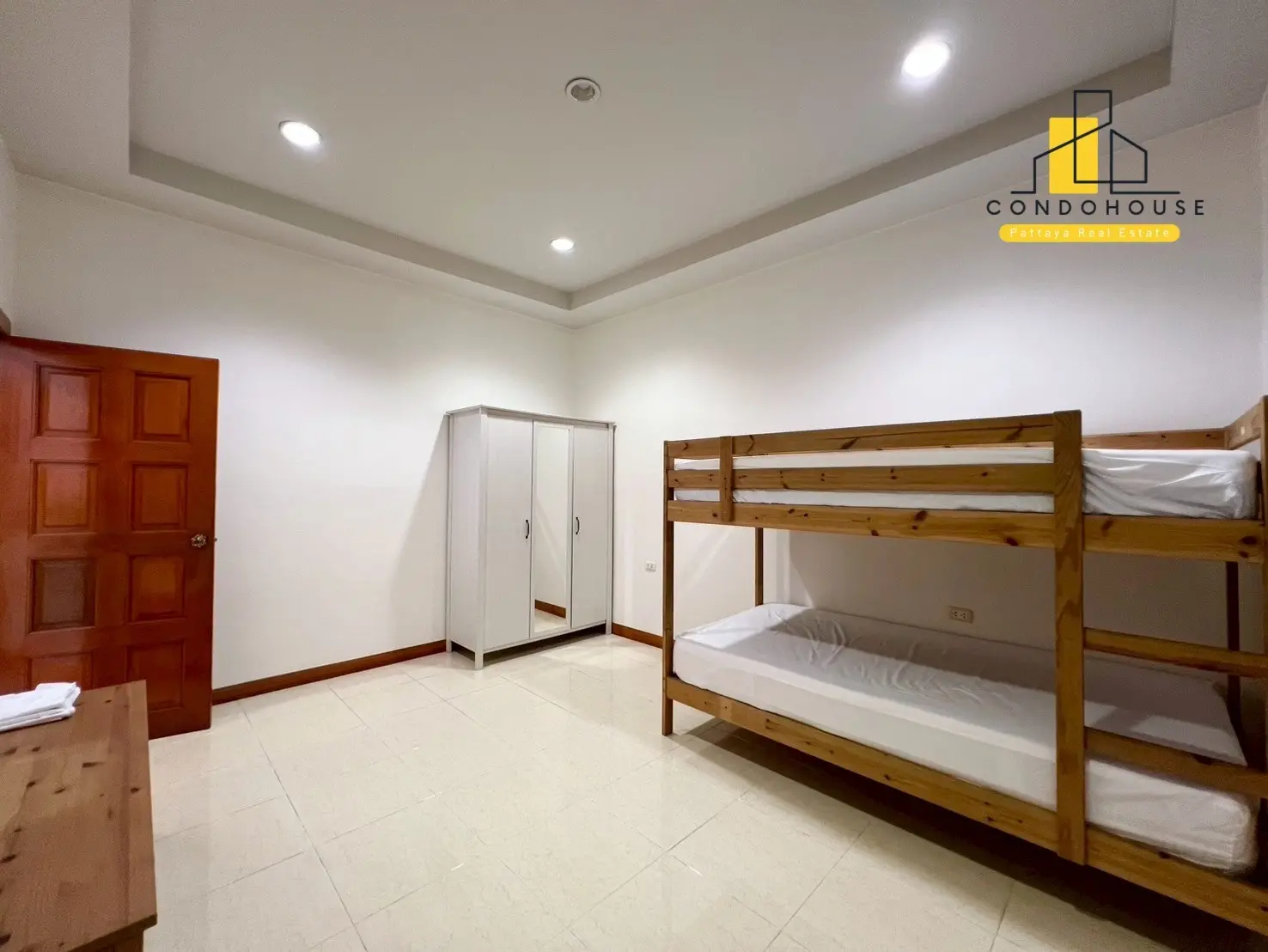 บ้านโมเดิร์นชั้นเดียว 3 ห้องนอน พร้อมลานพักผ่อนและสนามกว้างขวางในซอยสยามคันทรีคลับ
