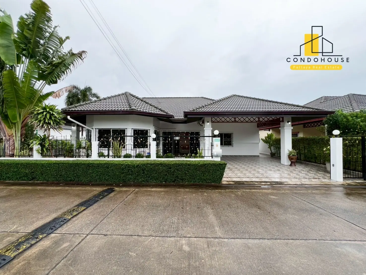 บ้านโมเดิร์นชั้นเดียว 3 ห้องนอน พร้อมลานพักผ่อนและสนามกว้างขวางในซอยสยามคันทรีคลับ