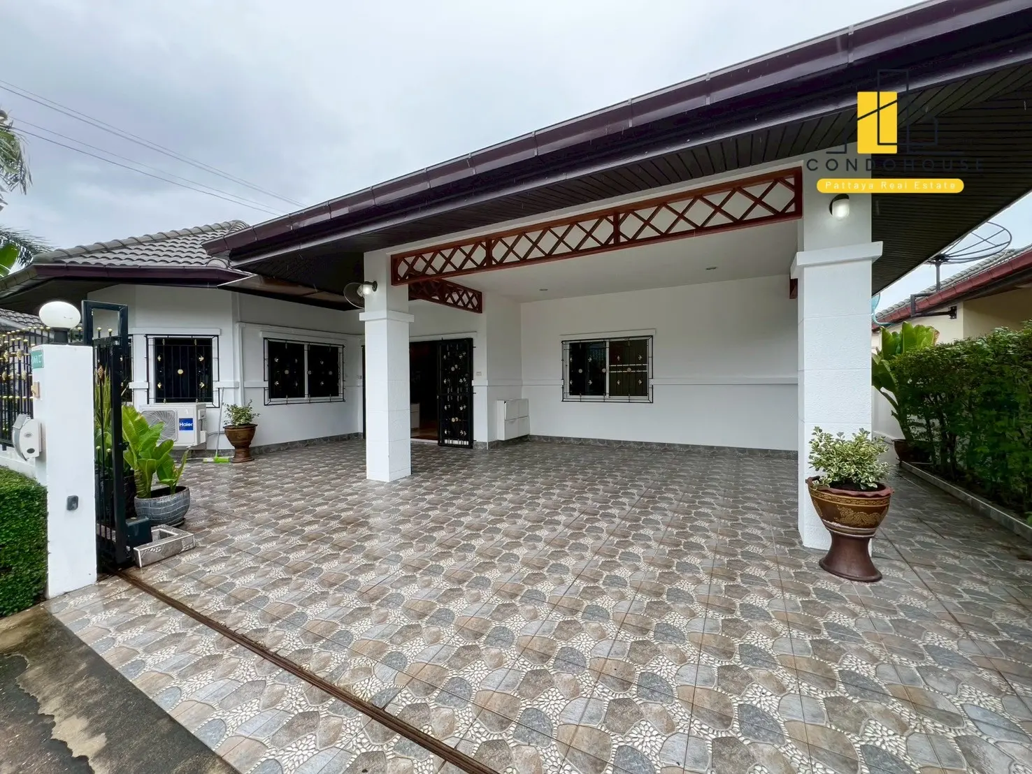 บ้านโมเดิร์นชั้นเดียว 3 ห้องนอน พร้อมลานพักผ่อนและสนามกว้างขวางในซอยสยามคันทรีคลับ