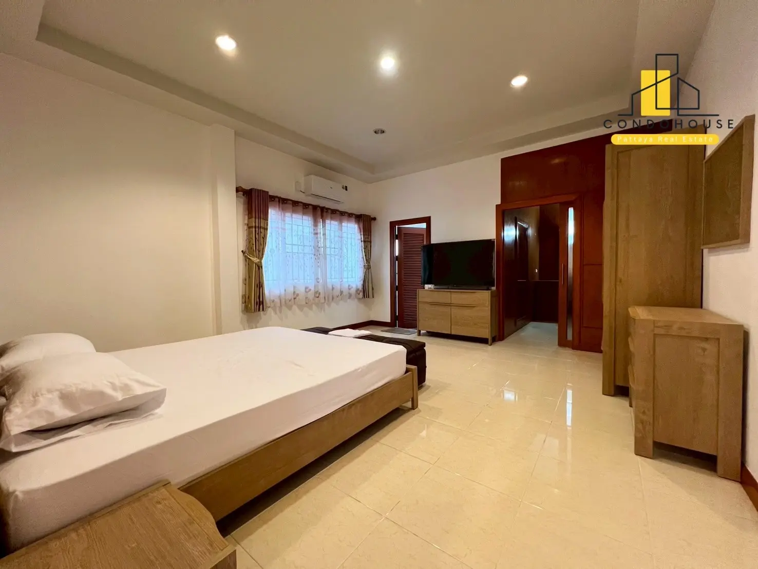 บ้านโมเดิร์นชั้นเดียว 3 ห้องนอน พร้อมลานพักผ่อนและสนามกว้างขวางในซอยสยามคันทรีคลับ