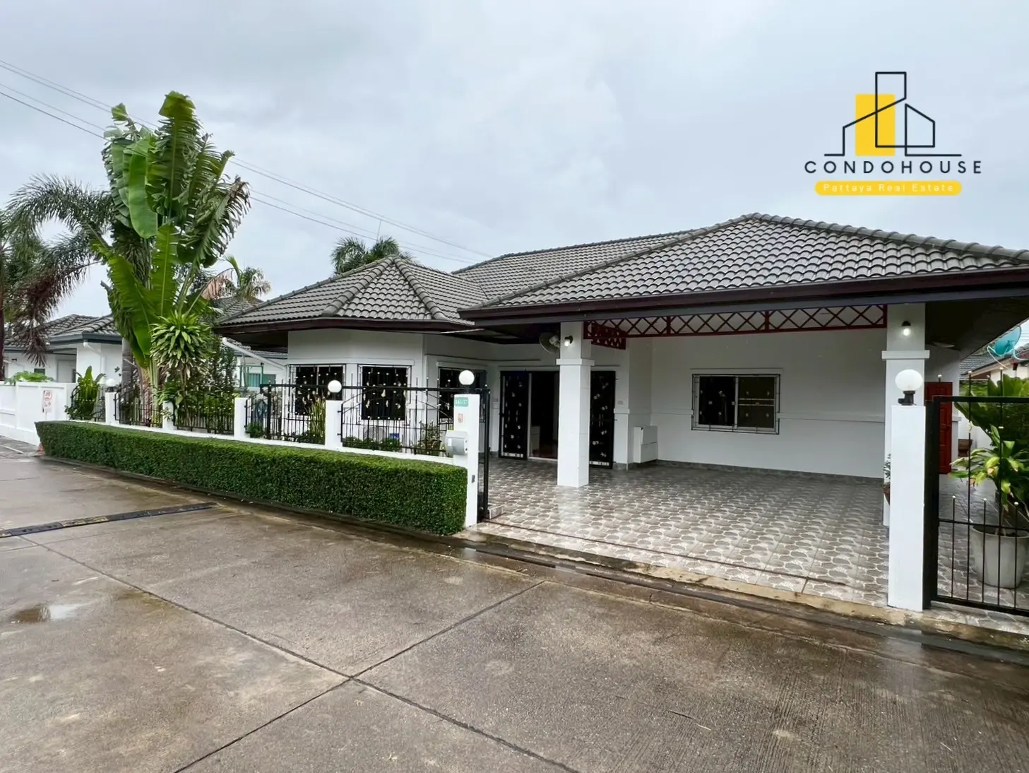 บ้านโมเดิร์นชั้นเดียว 3 ห้องนอน พร้อมลานพักผ่อนและสนามกว้างขวางในซอยสยามคันทรีคลับ