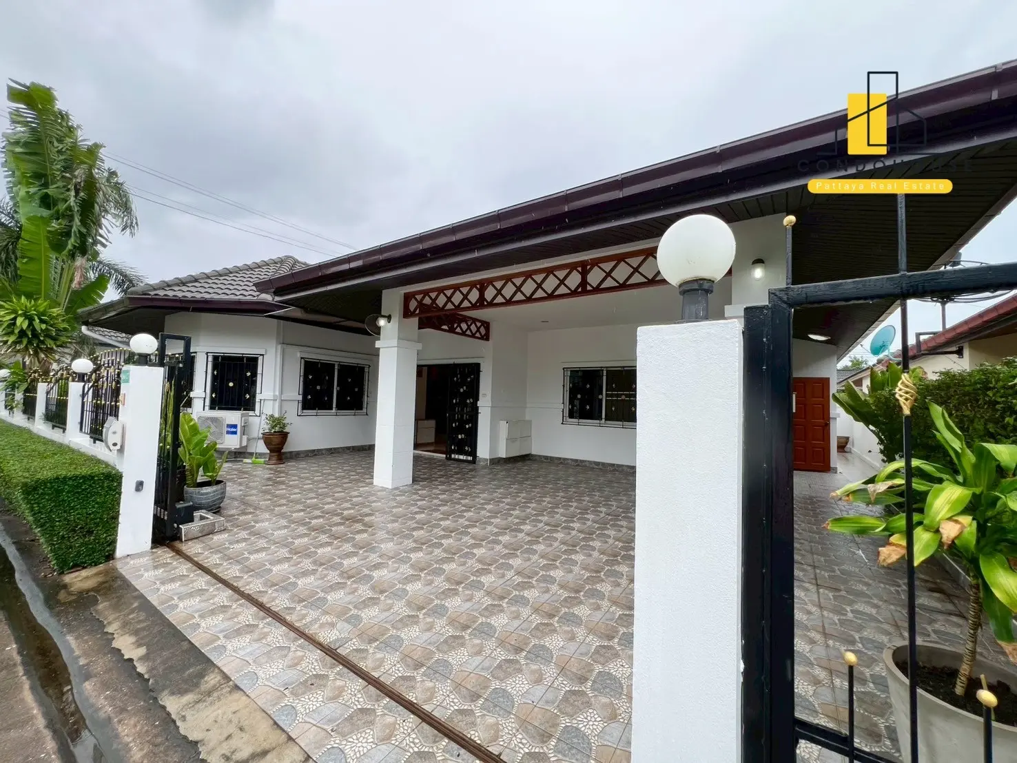 บ้านโมเดิร์นชั้นเดียว 3 ห้องนอน พร้อมลานพักผ่อนและสนามกว้างขวางในซอยสยามคันทรีคลับ
