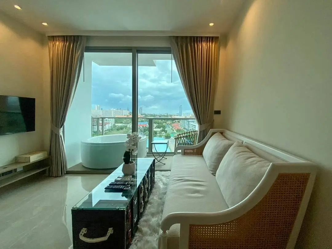 Modern 1-Bed Condo on 14th Floor with Rooftop Infinity Pool & Ocean Views in Pattaya