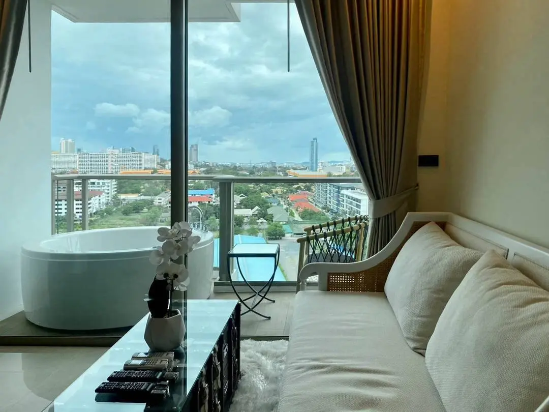 Modern 1-Bed Condo on 14th Floor with Rooftop Infinity Pool & Ocean Views in Pattaya