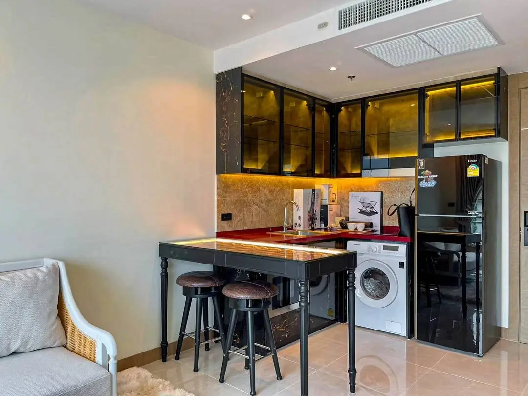 Modern 1-Bed Condo on 14th Floor with Rooftop Infinity Pool & Ocean Views in Pattaya