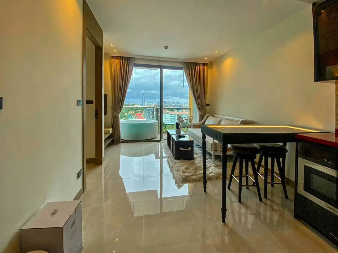 Modern 1-Bed Condo on 14th Floor with Rooftop Infinity Pool & Ocean Views in Pattaya