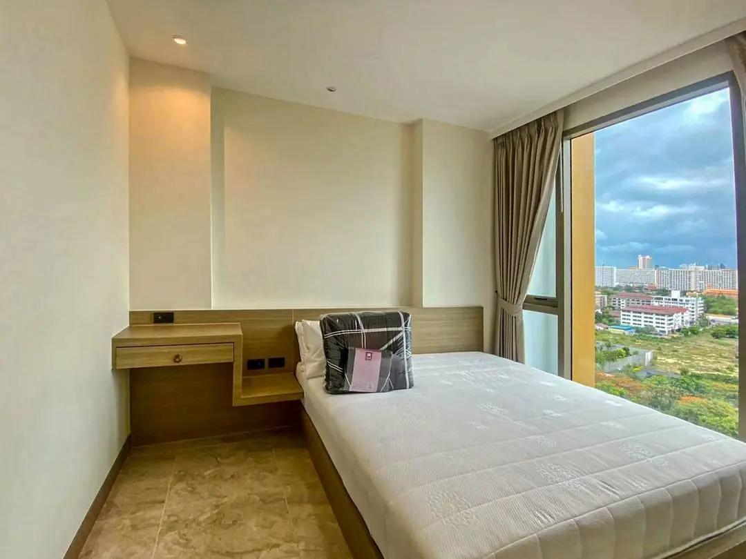 Modern 1-Bed Condo on 14th Floor with Rooftop Infinity Pool & Ocean Views in Pattaya