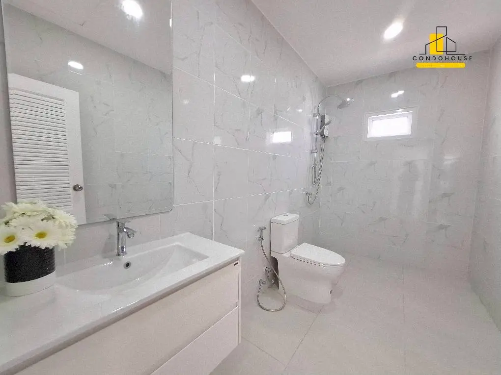 Comfortable 4-Bedroom Family Home with Spacious Living Areas in Pattaya